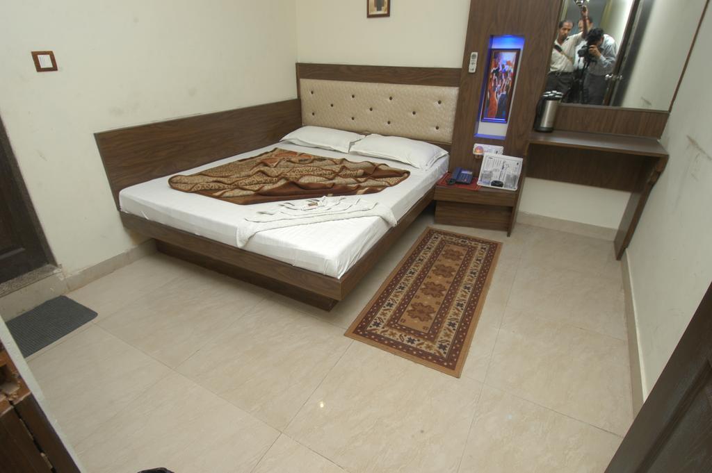 Hotel Shiv Palace Нью-Дели Экстерьер фото
